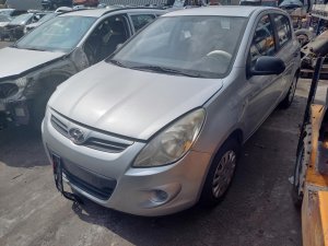 Hyundai I20 1.2 ( G4LA ) 57kW r.2010 stříbrná na náhradní díly   Hyundai I20 1.2 ( G4LA ) 57kW r.2010 stříbrná na náhradní díly