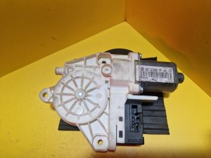 LEVÝ PŘEDNÍ MOTOREK STAHOVAČKY OKNA 827310001R - RENAULT LAGUNA III, MEGANE III - 16033 LEVÝ PŘEDNÍ MOTOREK STAHOVAČKY OKNA 827310001R - RENAULT LAGUNA III, MEGANE III - 16033