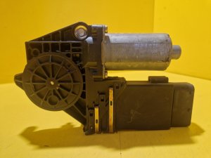 PRAVÝ PŘEDNÍ MOTOREK STAHOVAČKY OKNA 0130821730 ŠKODA OCTAVIA I - 18673 PRAVÝ PŘEDNÍ MOTOREK STAHOVAČKY OKNA 0130821730 ŠKODA OCTAVIA I - 18673