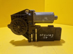 PRAVÝ PŘEDNÍ MOTOREK STAHOVAČKY OKNA 0130821730 ŠKODA OCTAVIA I - 18675