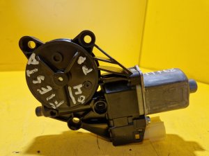 PRAVÝ PŘEDNÍ MOTOREK STAHOVAČKY OKNA - 0130822407 -  FORD FIESTA VI MK6 - 19768