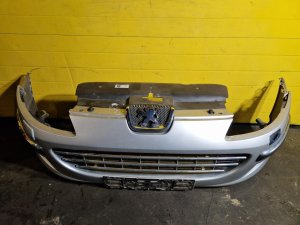 PŘEDNÍ NÁRAZNÍK PEUGEOT 407, STŘÍBRNÝ EZRC, S OSTŘIKOVAČI, S MLHOVKAMI - 20367