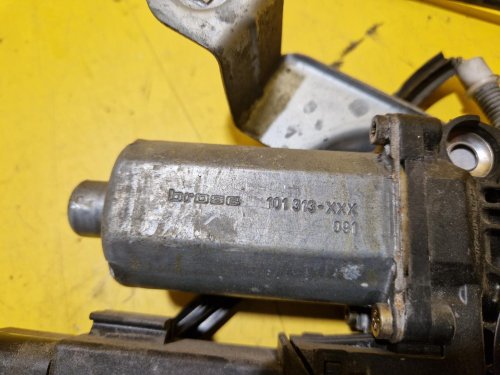 LEVÁ PŘEDNÍ STAHOVAČKA OKNA S MOTORKEM 101446203 - ŠKODA OCTAVIA I - 18693