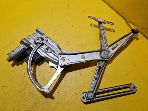 LEVÁ PŘEDNÍ STAHOVAČKA OKNA S MOTORKEM 90579335 OPEL ZAFIRA A - 18495