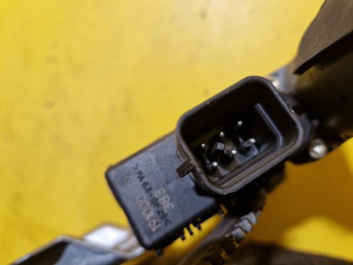 LEVÁ PŘEDNÍ STAHOVAČKA OKNA S MOTORKEM 90579335 OPEL ZAFIRA A - 18495