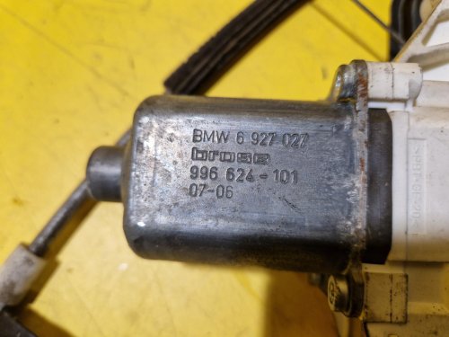 LEVÁ PŘEDNÍ STAHOVAČKA OKNA S MOTORKEM 996624101 - BMW 1 E87 (2003-2011) - 18597