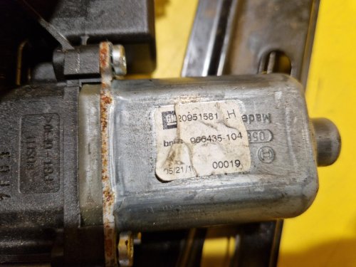 LEVÁ PŘEDNÍ STAHOVAČKA OKNA S MOTORKEM 20951581 OPEL INSIGNIA A - 18601