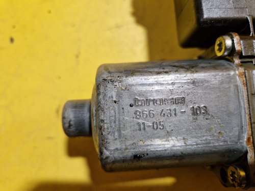 LEVÁ PŘEDNÍ STAHOVAČKA OKNA S MOTORKEM 20951581 OPEL INSIGNIA A - 18601