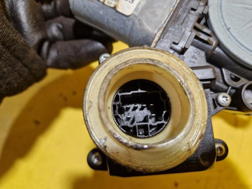 LEVÁ PŘEDNÍ STAHOVAČKA OKNA S MOTORKEM 698300F020 TOYOTA COROLLA VERSO I -18602