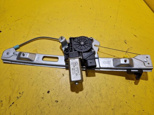 LEVÁ ZADNÍ STAHOVAČKA OKNA S MOTORKEM  71002603 - BMW 1 E87 (2003-2011) - 18598