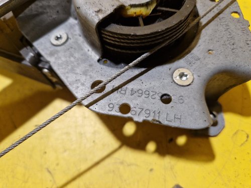 LEVÁ ZADNÍ STAHOVAČKA OKNA S MOTORKEM 93389553 OPEL MERIVA A - 18499