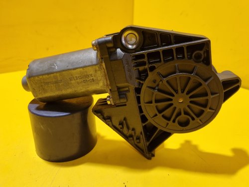 LEVÝ PŘEDNÍ MOTOREK STAHOVAČKY 0130821731 OKNA ŠKODA OCTAVIA I - 17749