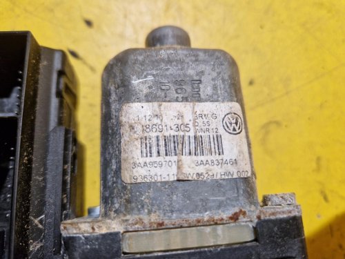 LEVÝ PŘEDNÍ MOTOREK STAHOVAČKY OKNA  S JEDNOTKOU 3C0959793C - VW PASSAT B7, GOLF VI, JETTA III / SEAT LEON II - 19446