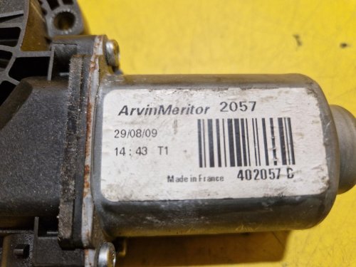 LEVÝ PŘEDNÍ MOTOREK STAHOVAČKY OKNA - 402057 D - KIA CEED I - 19493