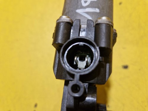 LEVÝ PŘEDNÍ MOTOREK STAHOVAČKY OKNA - 402057 D - KIA CEED I - 19493