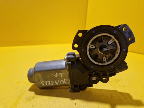 LEVÝ PŘEDNÍ MOTOREK STAHOVAČKY OKNA - 402057 E - KIA CEED I - 19431