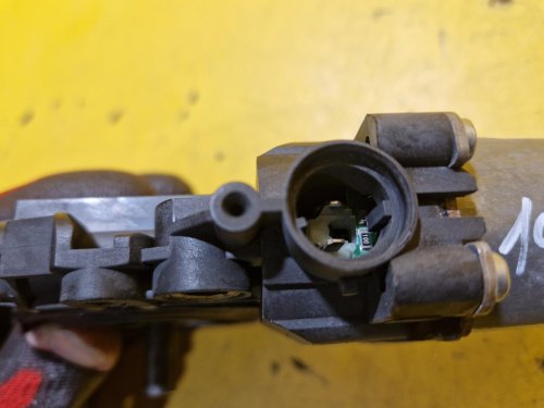 LEVÝ PŘEDNÍ MOTOREK STAHOVAČKY OKNA - 402057 E - KIA CEED I - 19431