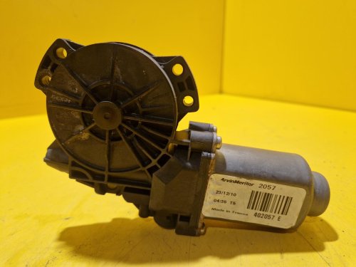 LEVÝ PŘEDNÍ MOTOREK STAHOVAČKY OKNA - 402057 E - KIA CEED I - 19431