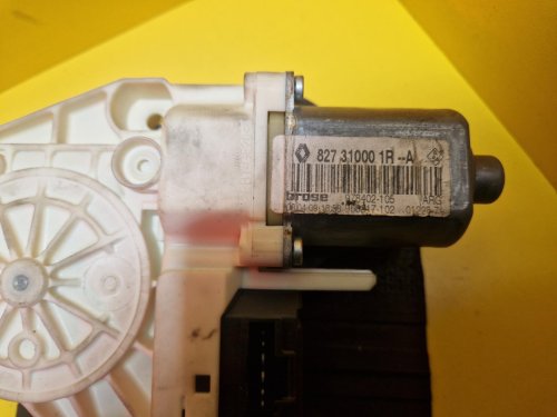 LEVÝ PŘEDNÍ MOTOREK STAHOVAČKY OKNA 827310001R - RENAULT LAGUNA III, MEGANE III - 16033