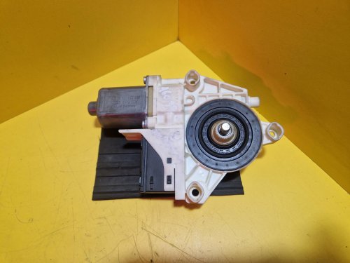 LEVÝ PŘEDNÍ MOTOREK STAHOVAČKY OKNA 827310001R - RENAULT LAGUNA III, MEGANE III - 16033