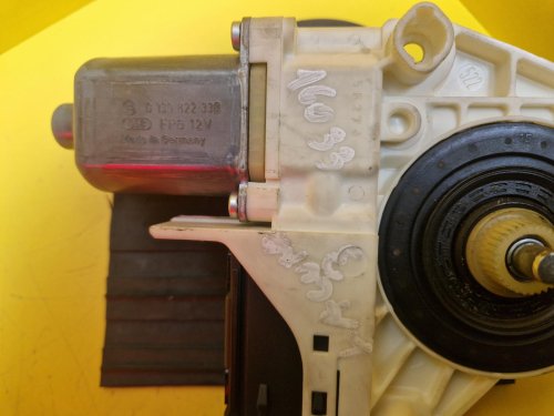 LEVÝ PŘEDNÍ MOTOREK STAHOVAČKY OKNA 827310001R - RENAULT LAGUNA III, MEGANE III - 16033