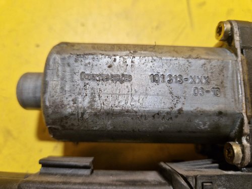 LEVÝ PŘEDNÍ MOTOREK STAHOVAČKY OKNA 130821731 S JEDNOTKOU - ŠKODA OCTAVIA I - 18248