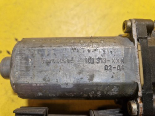 LEVÝ PŘEDNÍ MOTOREK STAHOVAČKY OKNA 130821731 S JEDNOTKOU - ŠKODA OCTAVIA I - 18674