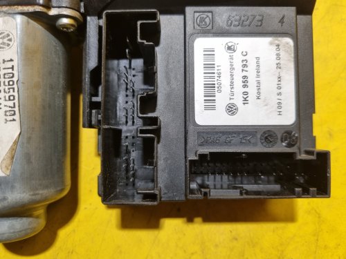 LEVÝ PŘEDNÍ MOTOREK STAHOVAČKY OKNA 1T0959701 S JEDNOTKOU 1K0959793C - ŠKODA OCTAVIA II / VW TOURAN I, PASSAT B6, GOLF V.../ SEAT ALTEA, TOLEDO... - 17607