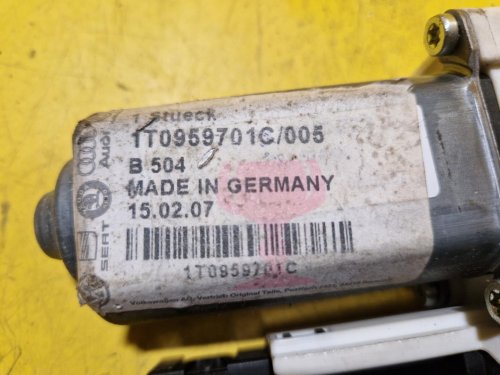 LEVÝ PŘEDNÍ MOTOREK STAHOVAČKY OKNA 1T0959701 S JEDNOTKOU 1K0959793C - ŠKODA OCTAVIA II / VW TOURAN I, PASSAT B6, GOLF V.../ SEAT ALTEA, TOLEDO... - 19447