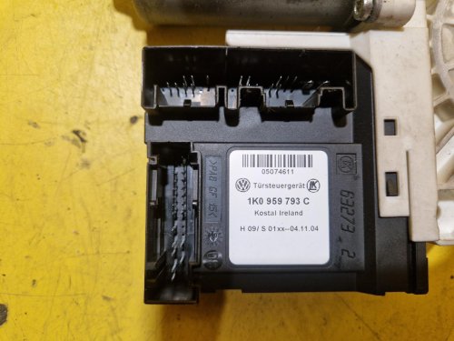 LEVÝ PŘEDNÍ MOTOREK STAHOVAČKY OKNA 1T0959701 S JEDNOTKOU 1K0959793C - ŠKODA OCTAVIA II / VW TOURAN I, PASSAT B6, GOLF V.../ SEAT ALTEA, TOLEDO... - 19447