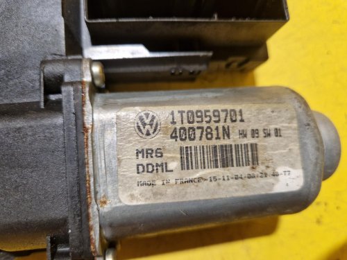 LEVÝ PŘEDNÍ MOTOREK STAHOVAČKY OKNA 1T0959701 S JEDNOTKOU 1K0959793C - ŠKODA OCTAVIA II / VW TOURAN I, PASSAT B6, GOLF V.../ SEAT ALTEA, TOLEDO... - 20344