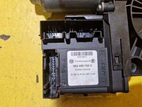 LEVÝ PŘEDNÍ MOTOREK STAHOVAČKY OKNA 1T0959701 S JEDNOTKOU 1K0959793C - ŠKODA OCTAVIA II / VW TOURAN I, PASSAT B6, GOLF V.../ SEAT ALTEA, TOLEDO... - 20344