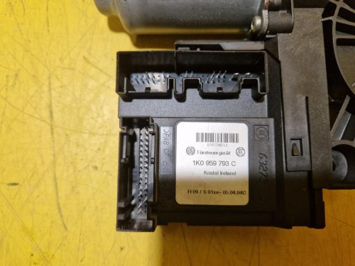 LEVÝ PŘEDNÍ MOTOREK STAHOVAČKY OKNA 1T0959701 S JEDNOTKOU 1K0959793C - ŠKODA OCTAVIA II / VW TOURAN I, PASSAT B6, GOLF V.../ SEAT ALTEA, TOLEDO... - 20434