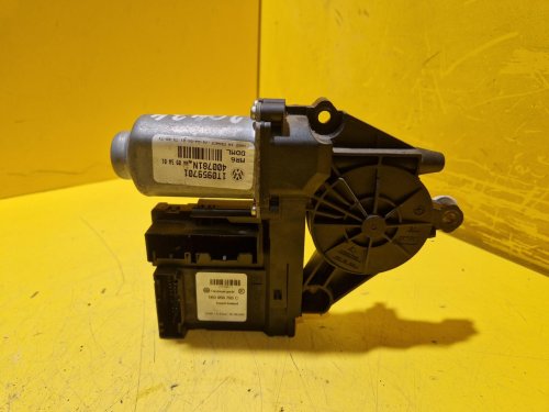 LEVÝ PŘEDNÍ MOTOREK STAHOVAČKY OKNA 1T0959701 S JEDNOTKOU 1K0959793C - ŠKODA OCTAVIA II / VW TOURAN I, PASSAT B6, GOLF V.../ SEAT ALTEA, TOLEDO... - 20434