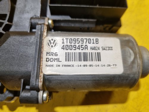 LEVÝ PŘEDNÍ MOTOREK STAHOVAČKY OKNA 1T0959701B S JEDNOTKOU 1K0959793G - ŠKODA OCTAVIA II / VW TOURAN I, PASSAT B6, GOLF V.../ SEAT ALTEA, TOLEDO... - 17609