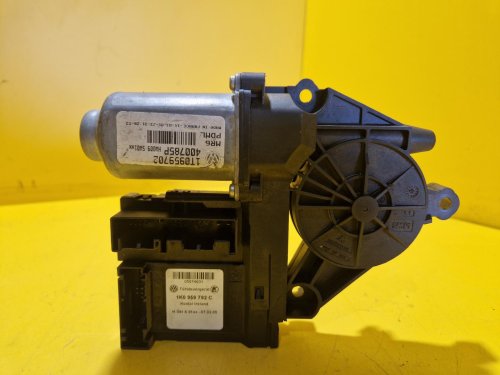 PRAVÝ PŘEDNÍ MOTOREK STAHOVAČKY OKNA 1T0959702 S JEDNOTKOU 1K0959792C - ŠKODA OCTAVIA II / VW TOURAN I, PASSAT B6, GOLF V.../ SEAT ALTEA, TOLEDO... - 18245