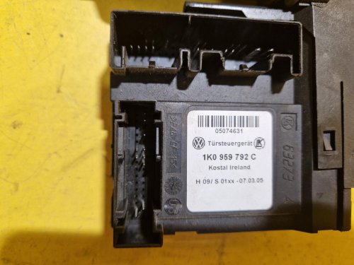 PRAVÝ PŘEDNÍ MOTOREK STAHOVAČKY OKNA 1T0959702 S JEDNOTKOU 1K0959792C - ŠKODA OCTAVIA II / VW TOURAN I, PASSAT B6, GOLF V.../ SEAT ALTEA, TOLEDO... - 18245