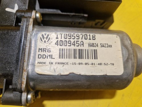 LEVÝ PŘEDNÍ MOTOREK STAHOVAČKY OKNA 1T0959701B S JEDNOTKOU 1K0959793G - ŠKODA OCTAVIA II / VW TOURAN I, PASSAT B6, GOLF V.../ SEAT ALTEA, TOLEDO... - 18672