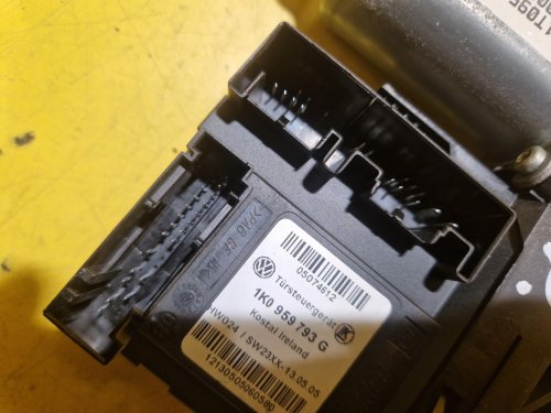 LEVÝ PŘEDNÍ MOTOREK STAHOVAČKY OKNA 1T0959701B S JEDNOTKOU 1K0959793G - ŠKODA OCTAVIA II / VW TOURAN I, PASSAT B6, GOLF V.../ SEAT ALTEA, TOLEDO... - 18680