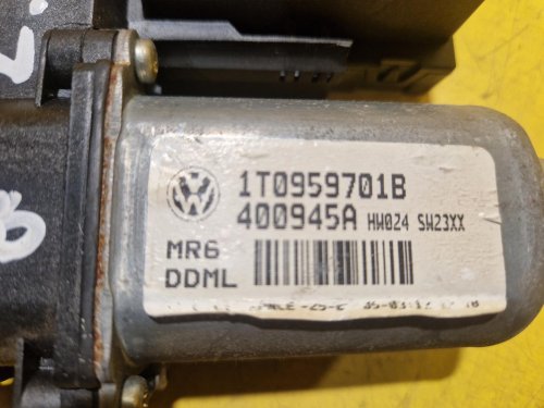 LEVÝ PŘEDNÍ MOTOREK STAHOVAČKY OKNA 1T0959701B S JEDNOTKOU 1K0959793G - ŠKODA OCTAVIA II / VW TOURAN I, PASSAT B6, GOLF V.../ SEAT ALTEA, TOLEDO... - 18680
