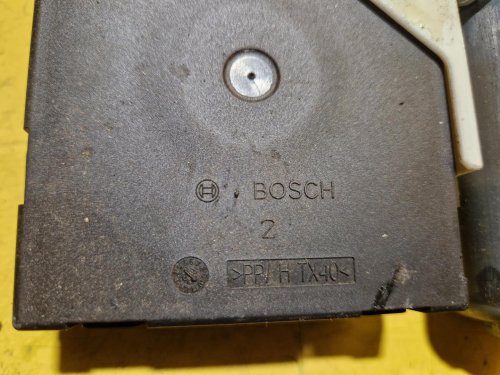 LEVÝ PŘEDNÍ MOTOREK STAHOVAČKY OKNA 1T0959701B S JEDNOTKOU 1K0959793G - ŠKODA OCTAVIA II / VW TOURAN I, PASSAT B6, GOLF V.../ SEAT ALTEA, TOLEDO... - 20439