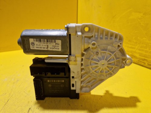 LEVÝ PŘEDNÍ MOTOREK STAHOVAČKY OKNA 1T0959701B S JEDNOTKOU 1K0959793G - ŠKODA OCTAVIA II / VW TOURAN I, PASSAT B6, GOLF V.../ SEAT ALTEA, TOLEDO... - 20439