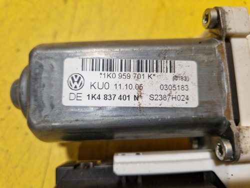 LEVÝ PŘEDNÍ MOTOREK STAHOVAČKY OKNA 1T0959701B S JEDNOTKOU 1K0959793G - ŠKODA OCTAVIA II / VW TOURAN I, PASSAT B6, GOLF V.../ SEAT ALTEA, TOLEDO... - 20439