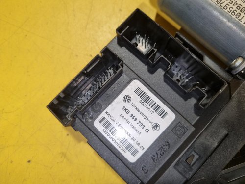 LEVÝ PŘEDNÍ MOTOREK STAHOVAČKY OKNA 1T0959701B S JEDNOTKOU 1K0959793G - ŠKODA OCTAVIA II / VW TOURAN I, PASSAT B6, GOLF V.../ SEAT ALTEA, TOLEDO... - 21097