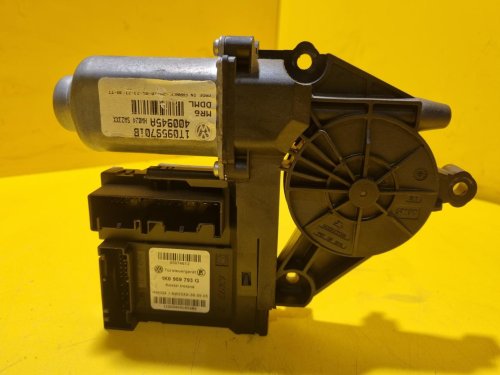 LEVÝ PŘEDNÍ MOTOREK STAHOVAČKY OKNA 1T0959701B S JEDNOTKOU 1K0959793G - ŠKODA OCTAVIA II / VW TOURAN I, PASSAT B6, GOLF V.../ SEAT ALTEA, TOLEDO... - 21097