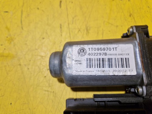 LEVÝ PŘEDNÍ MOTOREK STAHOVAČKY OKNA 1T0959701T S JEDNOTKOU 5K0959793 - ŠKODA OCTAVIA II / VW TOURAN I, GOLF V.../ SEAT LEON II - FACELIFT - 20342