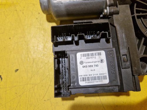 LEVÝ PŘEDNÍ MOTOREK STAHOVAČKY OKNA 1T0959701T S JEDNOTKOU 5K0959793 - ŠKODA OCTAVIA II / VW TOURAN I, GOLF V.../ SEAT LEON II - FACELIFT - 20342