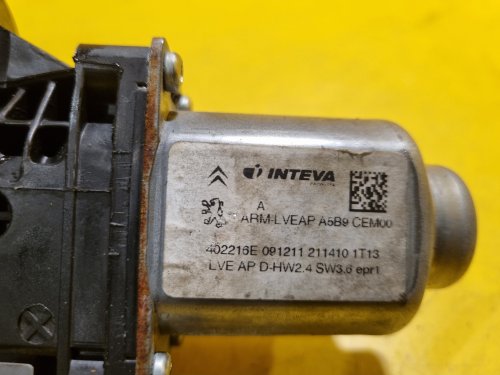 LEVÝ PŘEDNÍ MOTOREK STAHOVAČKY OKNA 402216E - CITROEN C3 II (2009-) - 17606