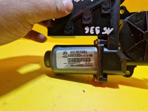 LEVÝ PŘEDNÍ MOTOREK STAHOVAČKY OKNA 6Q1959801 - ŠKODA FABIA I, FABIA II, ROOMSTER / VW POLO IV / SEAT IBIZA III, CORDOBA II - 15936