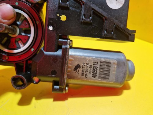 LEVÝ PŘEDNÍ MOTOREK STAHOVAČKY OKNA 6Q1959801 - ŠKODA FABIA I, FABIA II, ROOMSTER / VW POLO IV / SEAT IBIZA III, CORDOBA II - 15936